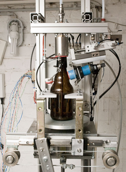 Flasche am Füllkopf